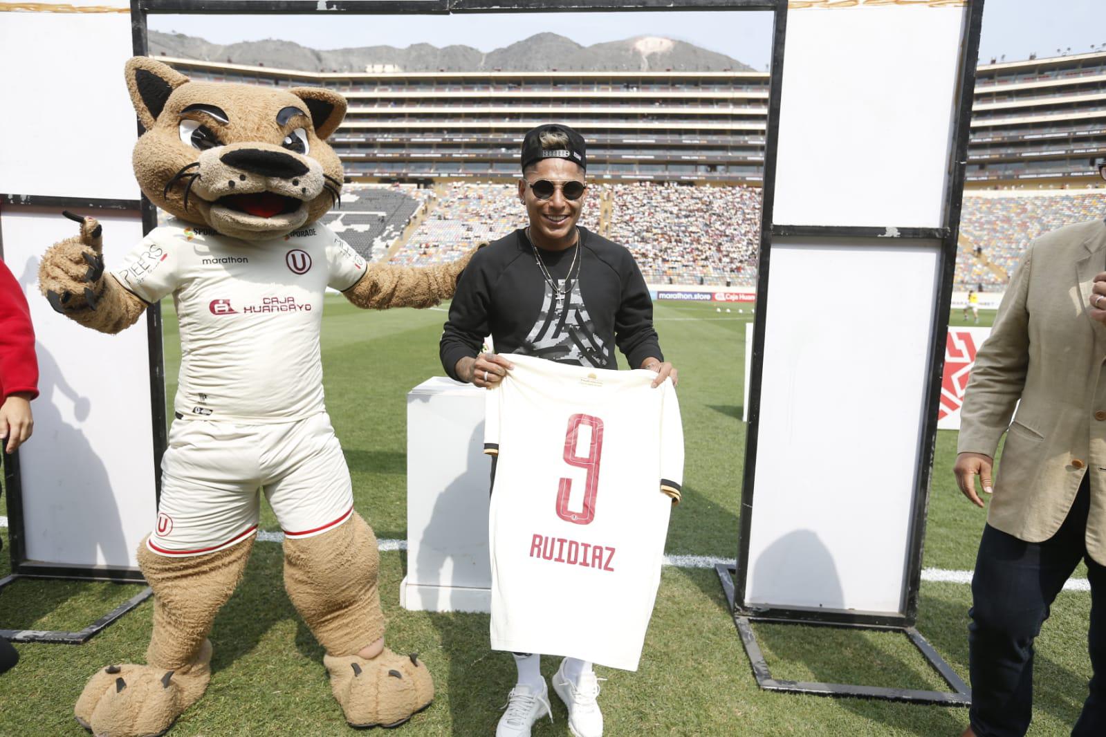 Homenaje a Raúl Ruidíaz en el Monumental previo al Universitario vs. Real Garcilaso. (Foto: Violeta Ayasta)