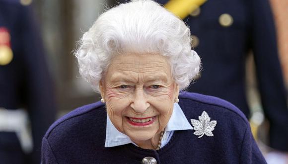 En esta foto de archivo tomada el 6 de octubre de 2021, la reina Isabel II de Gran Bretaña hace un gesto cuando se reúne con representantes del Regimiento Real de Artillería Canadiense para conmemorar el 150 aniversario de la fundación de las baterías A y B, en el Castillo de Windsor, Windsor. - Después de siete décadas de servicio implacable, la reina Isabel II de Gran Bretaña ha llegado a un "punto de inflexión" después de que una noche en el hospital la obligara a seguir el consejo de reducir la velocidad y reducir los compromisos. (Foto de archivo: AFP/ Steve Parsons)