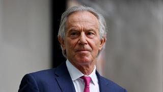 “No solo eres un irresponsable, eres un idiota”, la dura crítica de Tony Blair contra quienes rechazan vacunarse