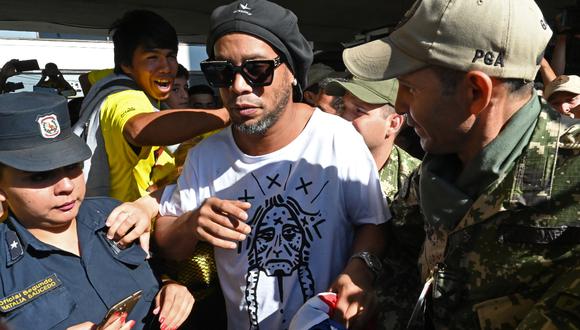 Ronaldinho fue detenido en Paraguay por usar documentación falsa. La fiscalía paraguaya está investigando el caso.