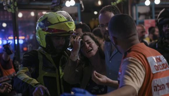 Una mujer reacciona en la escena de un ataque a tiros en Tel Aviv, Israel.
