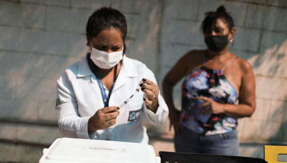 Un trabajador de la salud prepara una dosis de la vacuna contra la enfermedad del coronavirus de AstraZeneca / Oxford (COVID-19) en un hospital público de Río de Janeiro, Brasil. (Foto: REUTERS / Pilar Olivares).