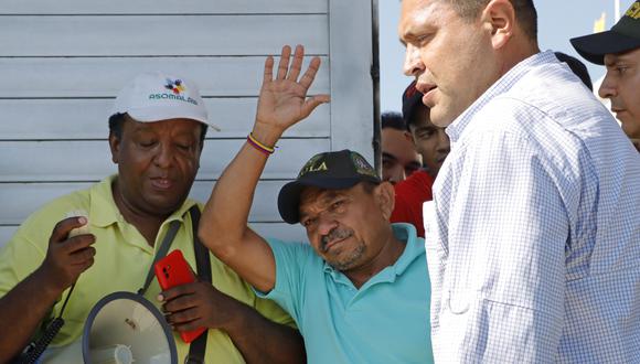Luis Manuel Díaz Jiménez, padre del futbolista colombiano Luis Díaz, saluda a familiares, amigos y curiosos que lo recibió en Barrancas, La Guajira, Colombia, el 9 de noviembre de 2023. (Foto de Ricardo Maldonado Rozo / EFE)