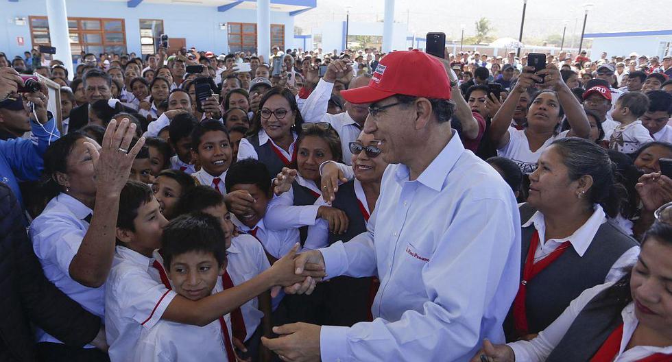 El presidente Martín Vizcarra visitó el nuevo colegio en Tacna acompañado por varios ministros. (Foto: Difusión)