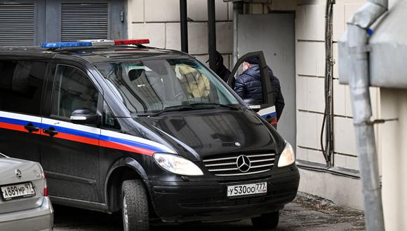 Evan Gershkovich, periodista estadounidense que trabaja para el Wall Street Journal detenido en Rusia bajo sospecha de espiar para Washington, es escoltado fuera del tribunal de Lefortovsky en Moscú el 30 de marzo de 2023 (Foto: Kirill KUDRYAVTSEV / AFP)