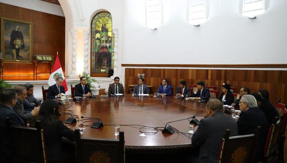 Acompañan al mandatario el primer ministro Salvador del Solar y el titular de Justicia Vicente Zeballos. (Foto Palacio de Gobierno)