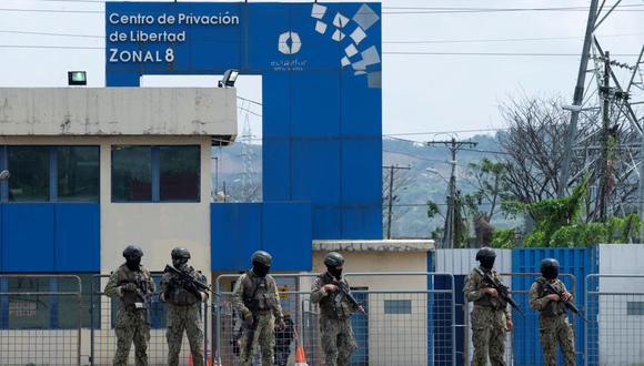 Miembro del ejército ecuatoriano hace guardia frente a las instalaciones del complejo penitenciario Zonal 8 tras la fuga de varios prisioneros hoy, en Guayaquil, Ecuador, el 13 de enero de 2024. Foto: Yuri CORTEZ / AFP)