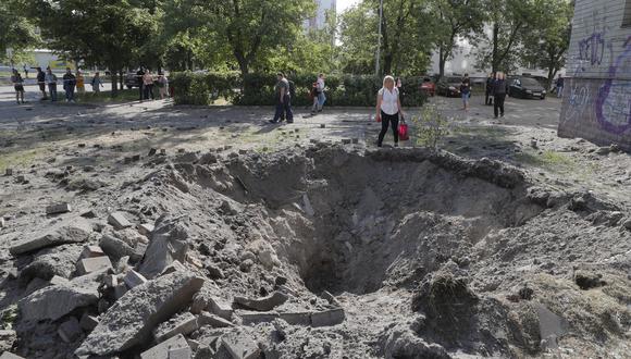 Una persona junto al cráter de un proyectil cerca de un edificio residencial después de un ataque con misiles en Kiev, Ucrania, el 01 de junio de 2023, en medio de la invasión rusa. EFE/EPA/SERGEY DOLZHENKO
