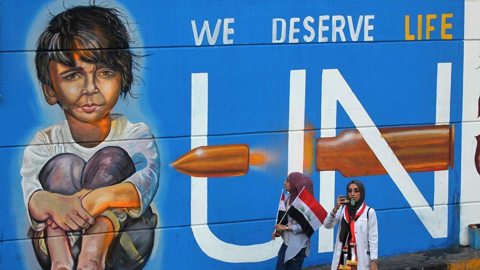 El texto de este mural lee: "Merecemos vida". (AFP).