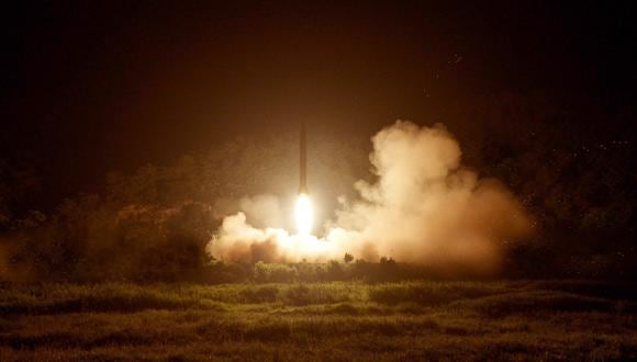 Foto referencial. Esta imagen publicada por la Agencia Central de Noticias de Corea del Norte muestra el simulacro de lanzamiento de cohetes tácticos de las unidades de la Fuerza Estratégica del Ejército. (AFP / KCNA)