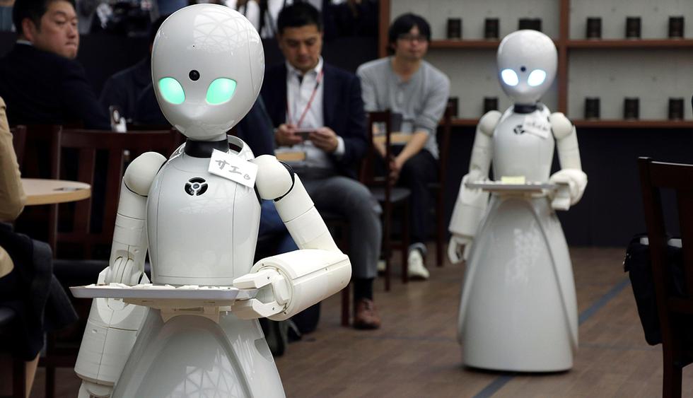 Se llama OriHime-D, pesa 20 kilos y desde hoy atiende como camarero en un café de Tokio (Japón). Se trata de un robot blanco que funciona gracias a los movimientos que le ordena a distancia una persona discapacitada. (EFE)