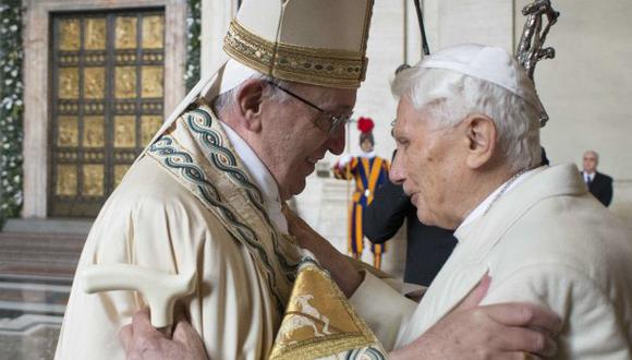 El papa Francisco y Benedicto XVI juntos en inicio del Jubileo