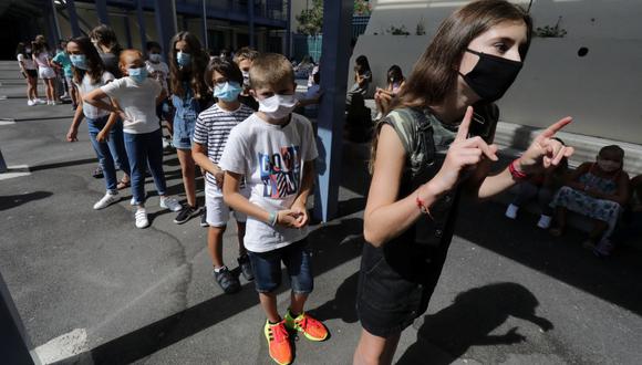 Un grupo de estudiantes de secundaria del College Henri Matisse utilizan mascarillas protectoras en la fila para entrar al comedor escolar, en Niza, Francia. (REUTERS / Eric Gaillard)