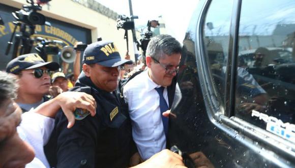 La accidentada salida de José Domingo Pérez de penal en donde iba a tomar la declaración de Keiko Fujimori. La lideresa de Fuerza Popular optó por guardar silencio. (Foto: Alessandro Currarino / El Comercio)