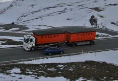 El aterrador instante en que un camión cae de lado debido a los fuertes vientos en la Patagonia
