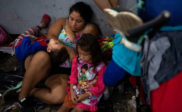 México: caravana de migrantes hondureños descansa en Tapachula en su camino a Estados Unidos. (Reuters).