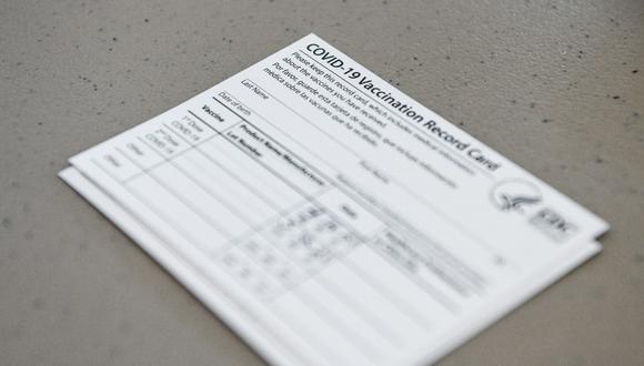 Una tarjeta de registro de vacunación contra el COVID-19, documento que está siendo falsificado. (CHANDAN KHANNA / AFP).