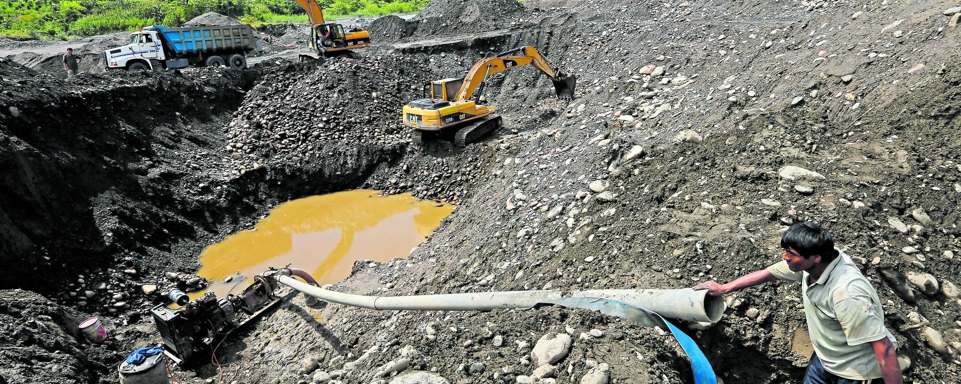 Minería ilegal: Congreso aprueba que la maquinaria incautada a extractores de oro ya no sea destruida