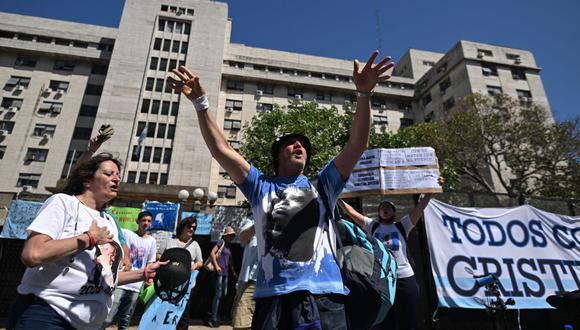 Los partidarios de la vicepresidenta de Argentina, Cristina Fernández de Kirchner, gritan consignas frente al Palacio de Justicia Comodoro Py en Buenos Aires el 6 de diciembre de 2022. (Foto de Luis ROBAYO / AFP)