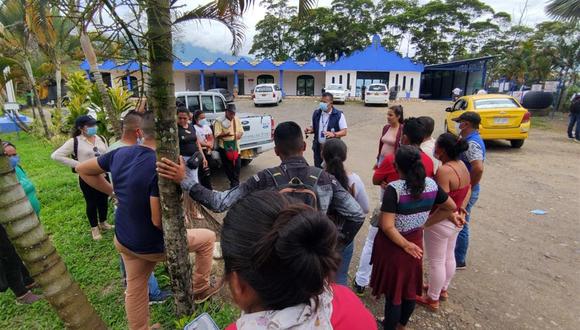 Habitantes de Puerto Leguízamo reunidos con integrantes de la Defensoría del Pueblo de Colombia. (EFE).