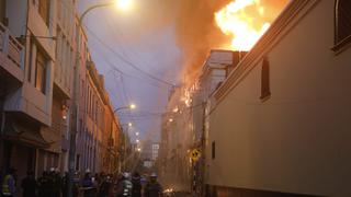 Mesa Redonda: PNP pide a los ciudadanos alejarse del Centro de Lima por incendio