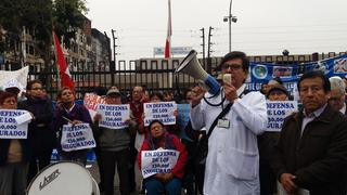 Essalud: médicos y pacientes protestan por cierre del policlínico Ramón Castilla