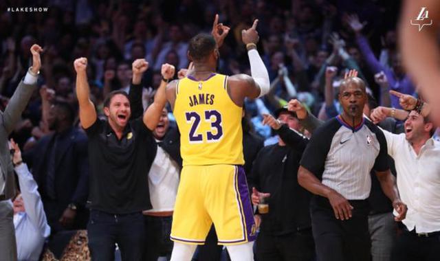 LeBron James tuvo una actuación estelar frente a los Spurs en la NBA | Foto: Lakers