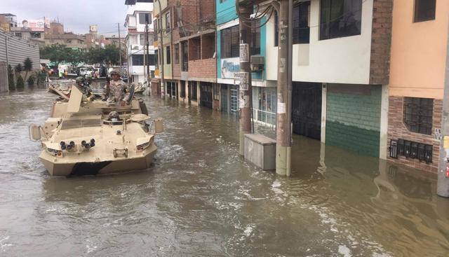 La Marina de Guerra dispuso que su vehículos anfibios ayuden en la evacuación de los vecinos afectados por aniego de aguas residuales. (Imagen: Facebook)
