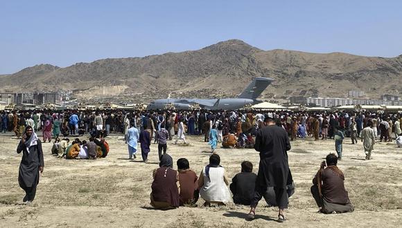 Cientos de personas se reúnen cerca de un avión de transporte C-17 de la Fuerza Aérea de Estados Unidos e un perímetro del aeropuerto internacional en Kabul, Afganistán, el lunes 16 de agosto de 2021. (Foto AP / Shekib Rahmani).