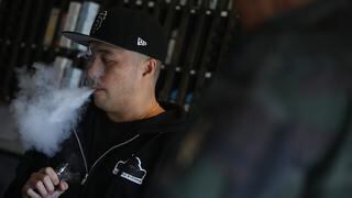 Nueva York prohíbe venta de cigarrillos electrónicos con sabor para "combatir el aumento del vapeo"