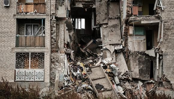 Un apartamento destruido permanece en la ciudad de primera línea de Bakhmut en la región de Donetsk el 11 de octubre de 2022. (Foto: Yasuyoshi CHIBA / AFP)