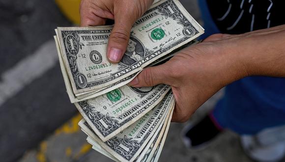 Hoy el "dólar blue" se negociaba a 186 pesos en Argentina y mantenía una brecha de 88,4% ante el tipo de cambio oficial. (Foto: AFP)