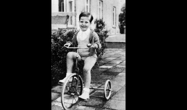 El Príncipe Henri d'Orleans a los tres años, en 1936, en una bicicleta. El modelo había sido diseñado exclusivamente para el -futuro- Conde de París. (Foto: AFP)