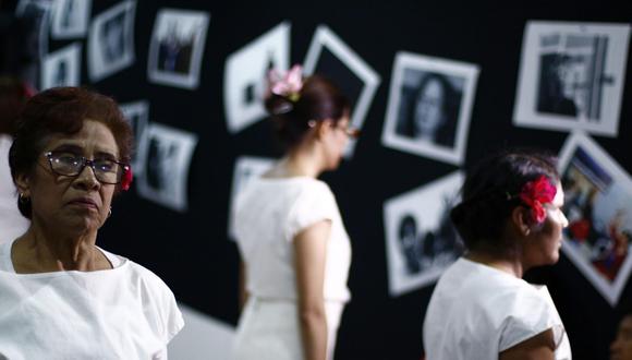 Imagen referencial. Grupos de mujeres participan en el proyecto llamado "La Caja", en la Casa de Justicia para las Mujeres, en Puebla (México). Se trata de una performance en el que usuarias del Centro de Justicia para las Mujeres de Puebla, integran formas de expresión artísticas para combatir la violencia contra las mujeres. Ser mujer en Latinoamérica todavía representa una desventaja, pues los Gobiernos siguen sin garantizar la equidad de género y el respeto a los derechos humanos de este sector de la población, coincidieron hoy expertos consultados por Efe. EFE/Hugo Ortuño