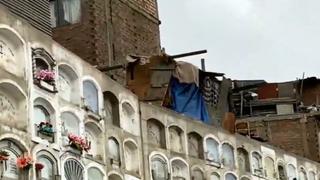 El Agustino: invasores de terrenos construyen vivienda sobre nichos del cementerio El Ángel | VIDEO 