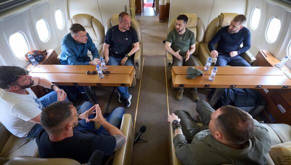 El presidente de Ucrania, Volodymyr Zelensky (2D), sentado en un avión con los comandantes de los defensores de la planta siderúrgica de Azovstal, Denys Prokopenko (2L), Svyatoslav Palamar, Serhyi Volynsky (D), Denys Shleha y Oleh Khomenko cuando regresan a Ucrania desde Estambul. (Foto: SERVICIO DE PRENSA PRESIDENCIAL UCRANIANO / AFP)