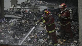 Barrios Altos: así se vio el incendio de almacén de plásticos