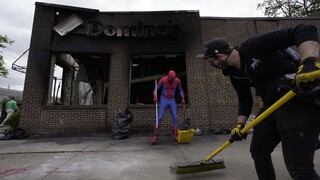 Spiderman limpia las calles de Minneapolis tras las protestas por la muerte de George Floyd