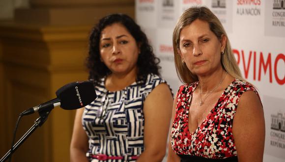 María del Carmen Alva y Karol Paredes brindaron declaraciones a los periodistas sobre el caso de su vocero, José Arriola. (Foto: Jorge Cerdán / @photo.gec)