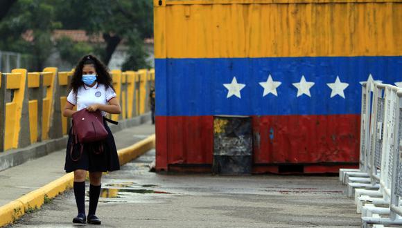 Estudiantes provenientes de Venezuela cruzan por el Puente Simón Bolívar rumbo a sus respectivos colegios en el lado colombiano, este lunes, en Cúcuta (Colombia). (Foto: EFE/ Mario Caicedo)
