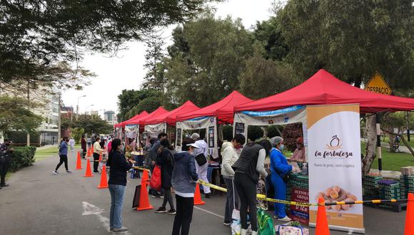 En Naturaleza Creativa se reúnen más de 50 productores, asociaciones de agricultores y emprendimientos. Son tres las organizaciones que trabajan en los mercados itinerantes de Miraflores -la Bioferia, EcoFerias y Naturaleza Creativa- donde los viernes y sábados se venden productos de primera necesidad.