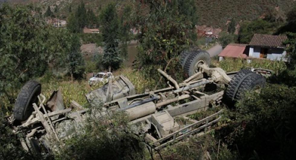 Se confirmó que son cinco las víctimas mortales y siete los heridos en el despiste y caída de un camión a un abismo de 80 metros de profundidad en Cusco. (Foto: Andina)