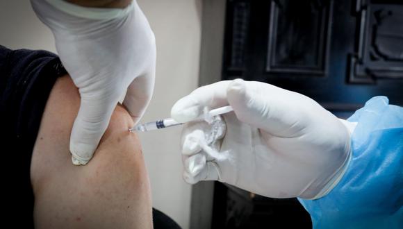 Imagen referencial en la que se ve a una persona recibiendo una dosis de la vacuna. EFE