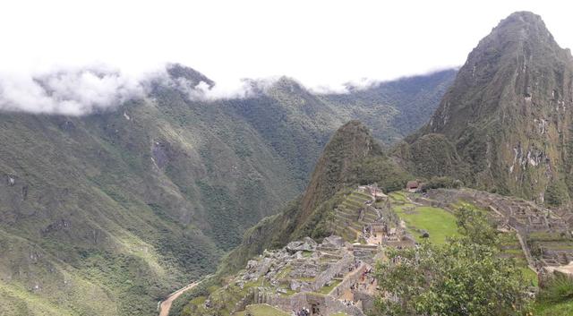 Desde la llaqta Machu Picchu se ve el camino que lleva desde Hidroeléctrica a Aguas Calientes. (Foto: Geraro Cabrera)