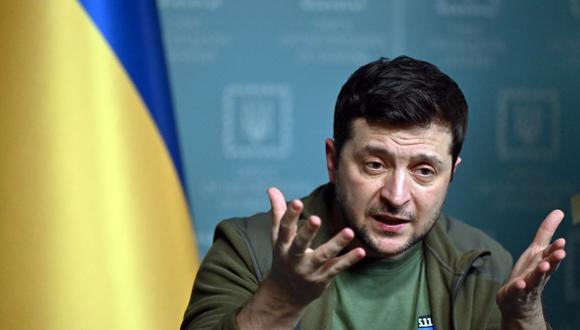 El presidente de Ucrania, Volodymyr Zelensky, habla durante una conferencia de prensa en Kiev el 3 de marzo de 2022. (SERGEI SUPINSKY / AFP).