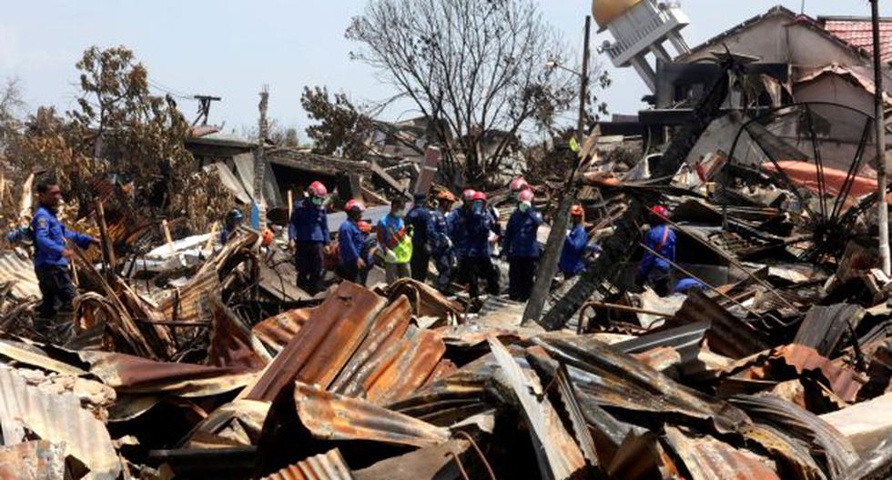 Bomberos trabajan en la búsqueda de víctimas tras el terremoto y posterior tsunami en las calles de Palu (Indonesia). (Foto: EFE)