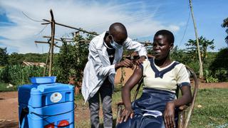 Contagios globales de coronavirus bajan por séptima semana consecutiva pero suben en África