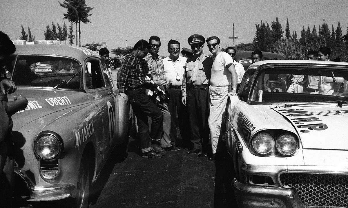 Lima, 1 de mayo de 1960. Chachi Dibós ubicado al extremo derecho del grupo, con camiseta blanca. Nueve años antes, en 1951, había ganado su primera carrera (Ica-Miraflores). (Foto: GEC Archivo Histórico)