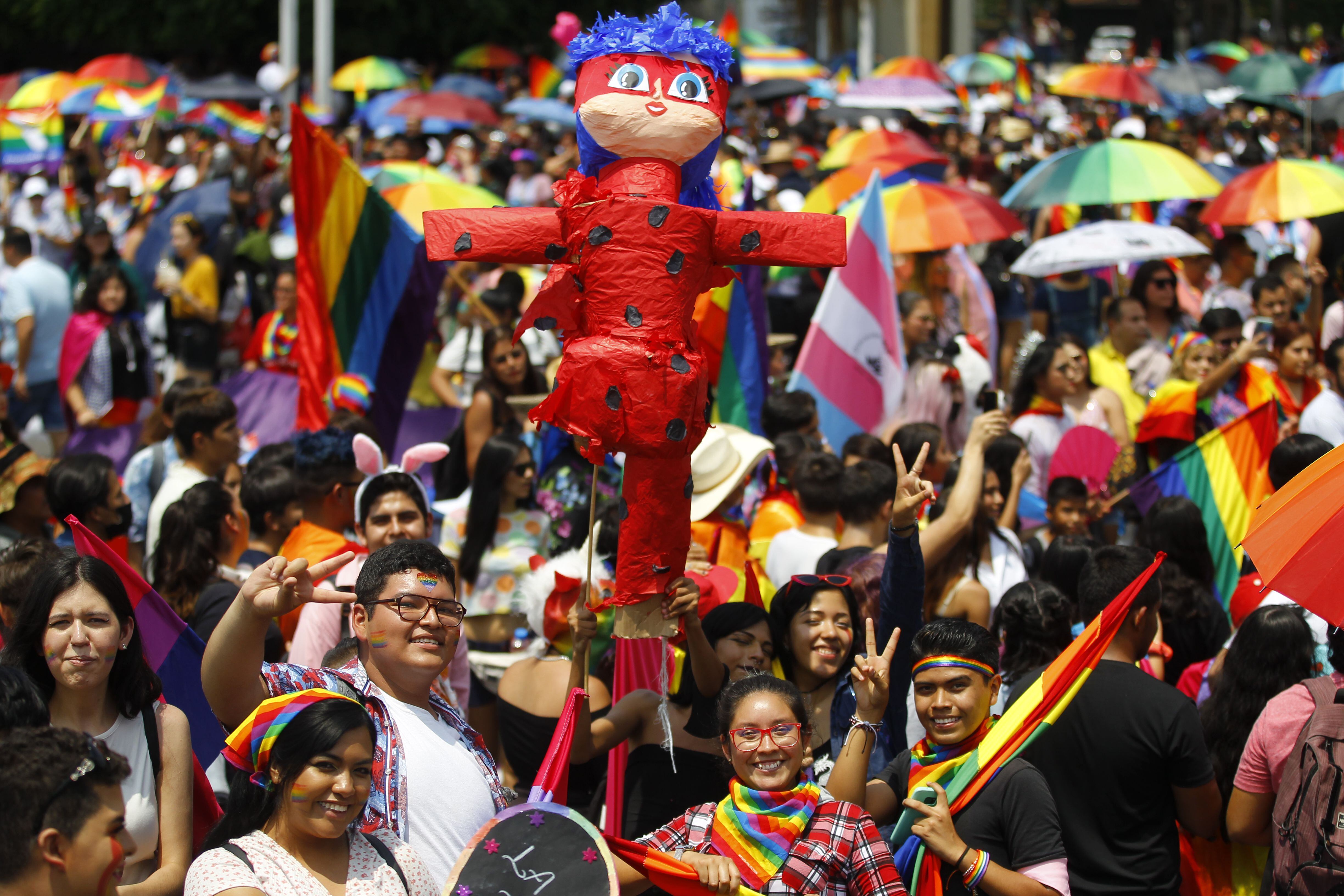 The Mexican LGBT community celebrated its pride march demanding recognition of their rights, such as access to health, non-violence and equal treatment.