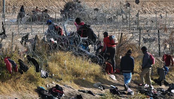 Migrantes cruzan el Río Bravo en las cercanías del muro que separa la frontera estadounidense, el 29 de diciembre de 2023, en Ciudad Juárez, Chihuahua (México) | Foto:  EFE/ Luis Torres (Referencial)